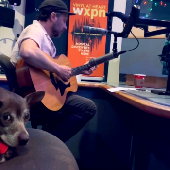 Watch Chris Kasper and a doggo appear on the WXPN Folk Show